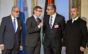 L'envoyé spécial des Nations Unies Bernardino Leon (2è à g) et Fathi Bashagha (2è à d) le 14 janvier 2015 à Genève