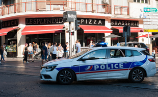 Illustration d'une voiture de police dans le centre-ville de Marseille