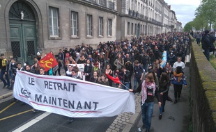 Le cortège défile cours Saint-Pierre