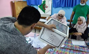 Le dépouillement commence dans un bureau de vote à Bouchaoui, à la périphérie ouest de la capitale Alger, le 12 juin 2021.
