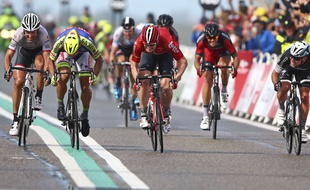Andre Greipel (au centre), avait gagné le premier sprint lors de la deuxième étape du Tour de France. (AP Photo/Peter Dejong)/PDJ137/467002019999/1507051746