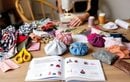 Recyclez vos chutes de tissu en pochettes stylées : la couture facile même quand on débute