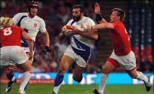 L'entraîneur du XV de France Bernard Laporte assure que la "tension ne monte pas encore" à une semaine du match d'ouverture de la Coupe du monde de rugby contre l'Argentine, vendredi prochain, et se dit "convaincu" que ses joueurs sauront supporter la pression.