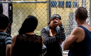 Des proches des victimes de la bousculade dans un club de Caracas qui a fait 17 morts le 16 juin 2018.