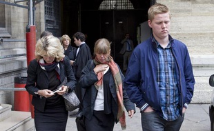 Procès de Bruno Cholet, condamné à la prison perpétuité le 14 septembre 2012. Devant la cour d'assises de Paris la veille, Samuel Zeterberg le frère de la victime et sa mère, Asa Palmqvist (au centre).