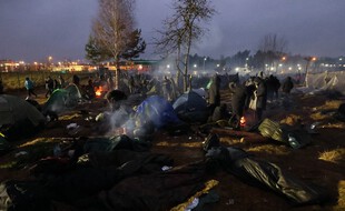 Des milliers de migrants, à la frontière entre la Pologne et la Biélorussie, tentent de rentrer en Europe, le 18 novembre 2021.