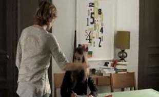 Capture d'écran du spot télévisé contre les claques et les fessées de la Fondation pour l'enfance diffusé à partir du 28 avril 2011 sur plusieurs chaînes de télévision.