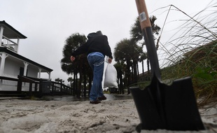Un habitant de Jacksonville en Floride se préparant au passage de l'ouragan Matthew.
