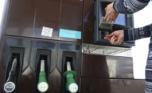 Une femme se sert en carburant (image d'illustration).