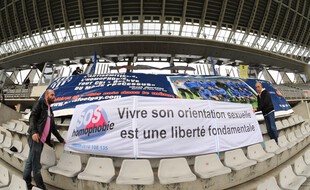 Une banderole déployée contre l'homophobie, au stade Charléty, en 2009.
