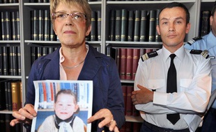 Joëlle Rieutort, la procureure de la République du Mans et le colonel Pascal Julien, montrent la photo de la petite Marina, le 10 septembre 2009.