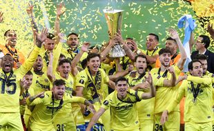 Les joueurs de Villarreal avec la coupe de la Ligue Europa, à Gdansk le 26 mai 2021.
