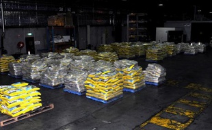Les autorités australiennes ont annoncé mercredi la saisie de 274 kg d'éphédrine, un produit chimique qui entre dans la composition de la méthamphétamine, une drogue dévastatrice, dans un chargement de riz basmati en provenance d'Inde. AFP PHOTO / AUSTRALIAN FEDERAL POLICE