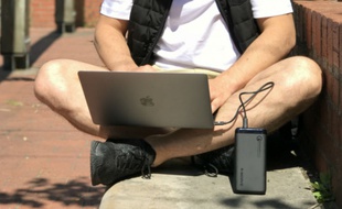 Smartphones, tablettes, ordinateurs, consoles de jeux... les batteries de secours sont devenues indispensables à nos vies numériques.