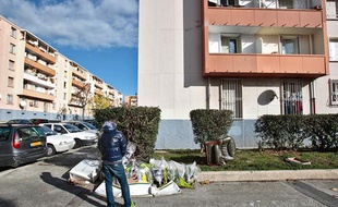 Dans la cité du Clos à la rose, à Marseille, le 21 novembre 2010, une personne se recueille après la mort d'un jeune de 16 ans deux jours plus tôt.