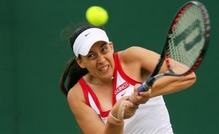 Si Mauresmo est agréablement surprise par le seul fait de pouvoir jouer à un niveau correct, celle qui lui a succédé en tant que leader du tennis français, Marion Bartoli, est carrément ravie par son début de tournoi.