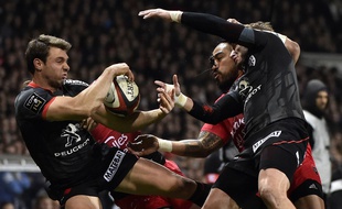 Vincent Clerc s'empare du ballon lors du match entre Toulouse et Toulon le 27 décembre 2015.