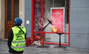 Une vitrine vandalisée dans les rues de Paris.