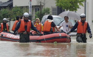 Des habitants de Nagoya (Japon) évacués à l'approche du typhon Roke, le 20 septembre 2011.