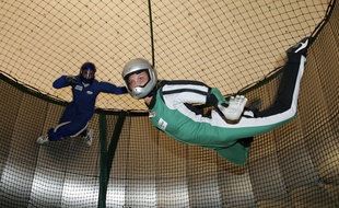 Un simulateur de chute libre.