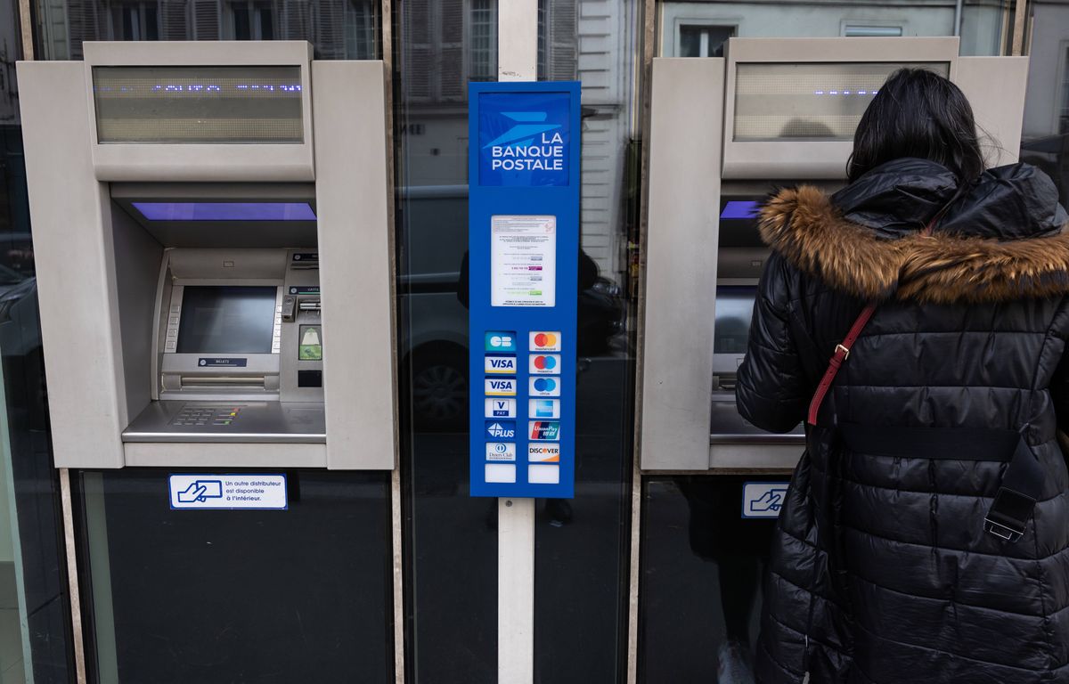 Les Français retirent moins souvent de liquide, mais de plus grosses sommes, selon la Banque de France