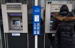 Les Français retirent moins souvent de liquide, mais de plus grosses sommes