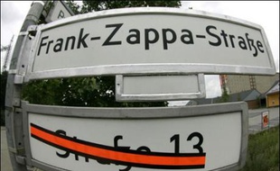 La "Frank-Zappa-Strasse" est située dans un quartier de longues barres d'immeubles à Marzahn, dans les faubourgs de l'ancien Berlin-Est, où le musicien reste très populaire comme partout dans l'ancien bloc communiste.