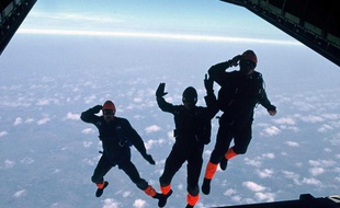 Parachutistes français. Image d'illustration.