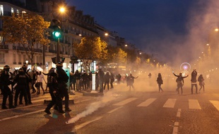L'inauguration des illuminations des Champs-Elysées a été perturbée par les forains, à Paris, le 22 novembre 2017.