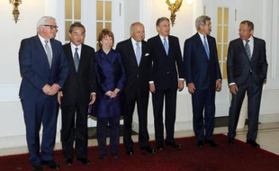 De GàD: le chef de la diplomatie allemande Frank-Walter Steinmeier, son homologue chinois Wang Yi, l'ex-chef de la diplomatie de l'UE Catherine Ashton, le ministre français des Affaires étrangères Laurent Fabius, son homologue britannique Philip Hammond, le secrétaire d'Etat américain John Kerry et le chef de la diplomatie russe Serguei Lavrov, le 24 novembre 2014 à Vienne