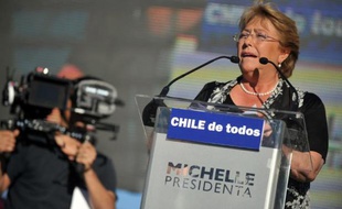 L'ex-présidente socialiste Michelle Bachelet fait d'ores et déjà figure de grande favorite de la présidentielle du 17 novembre au Chili, opposant sa volonté de réforme au statu quo libéral prôné par la représentante de la droite, Evelyn Matthei.