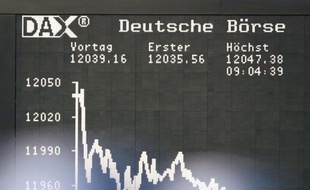 Un tableau électronique montre l'évolution de l'indice Dax des valeurs vedettes de la Bourse de Francfort, le 28 mai 2015