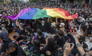 Des militants déploient un drapeau LGBT lors d'une manifestation à Bangkok (Thaïlande) en août 2020.