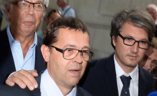 Dr Nicolas Bonnemaison (c) entre ses avocats, Benoit Ducos-Ader (g) and Arnaud Dupin (d), le 25 juin 2014 à la Cour de Justice de Pau