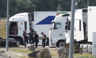 Les migrants montaient dans les camions arrêtés à la station-service (illustration).