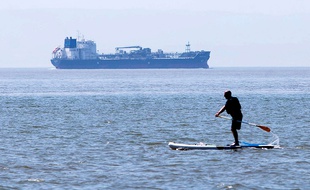 A deux sur un paddle, les migrants voulaient rejoindre la Grande-Bretagne (illustration).