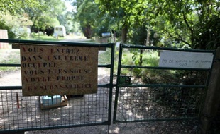 Des panneaux à l'entrée de la ferme des Bouillons à Mont-Saint-Aignan devenue une ZAD ("zone à défendre") signalent l'occupation du lieu, le 6 août 2015