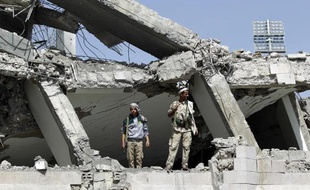 Des rebelles chiites Houthis inspectent les ruines d'un hôtel détruit par les raids de la coalition arabe, le 31 mai 2015 au nord de Sanaa, la capitale yéménite