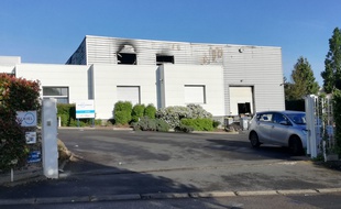 L'entreprise Pixiel et son entrepôt noirci par le feu.