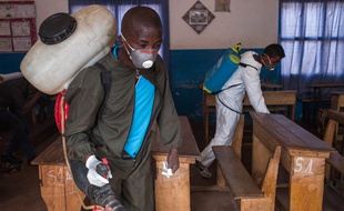 Des officiers du ministère de la Santé propage du pesticide dans des salles de classe afin de tuer les puces et d'éradiquer la peste, à Madagascar, le 2 octobre 2017.