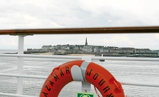 Les grands paquebots s'amarrent dans la baie entre Dinard et Saint-Malo.