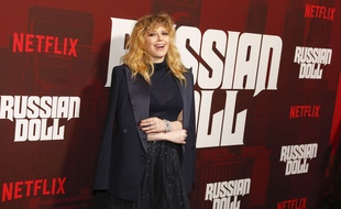 Natasha Lyonne joue le rôle de Nadia, qui ressucite à l'infini lors de sa fête d'anniversaire.