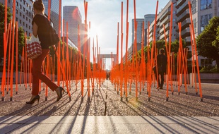 La prairie, un des nouveaux mobiliers urbains de la Défense depuis le 19 juin 2014