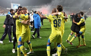 Lyon, très décevant, est sorti par la petite porte de la Ligue des Champions, éliminé aux tirs au but en 8e de finale mercredi à Nicosie, face au modeste club chypriote d'Apoel, vainqueur (1-0, 4 à 3 t.a.b.) et pour la première fois en quarts de finale.