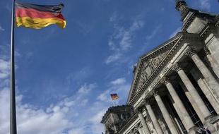 Le drapeau de l'Allemagne flottant sur le Bundestag, le Parlement allemand.