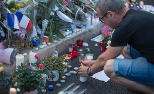 Des hommages aux victimes de l'attentat de la Promenade des Anglais, à Nice, le 15 juillet 2016. Une attaque survenue huit mois après les attentats du 13 novembre de Paris et Saint-Denis.