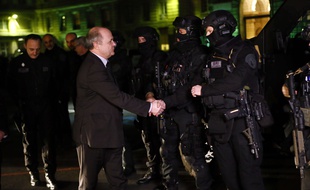 Le nouveau ministre de l'Intérieur, Bruno Le Roux, a rencontré des membres de la Brigade rapide d'intervention le 6 décembre 2016.