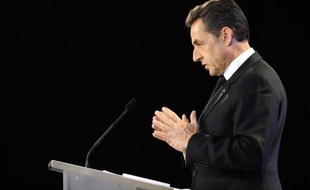 Nicolas Sarkozy a sévèrement étrillé mardi à Marseille son futur rival PS François Hollande qui veut supprimer "sa" loi Hadopi en estimant qu'une telle mesure équivaudrait à un "désarmement unilatéral vis-à-vis du piratage" qui remettrait en cause l'avenir des créateurs.