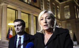 Marine Le Pen, présidente du Front national, reçue vendredi par François Hollande à l'Elysée sur les propositions de la commission Jospin, a assure mardi qu'il se comportait mieux "humainement" que son prédécesseur Nicolas Sarkozy.