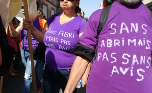 Les salariés et personnes accueillis à la boutique Solidarité de Toulouse ont manifesté ce mardi dans les rues de Toulouse.